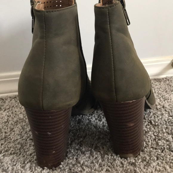 Open toe green heeled booties - Picture 3 of 3